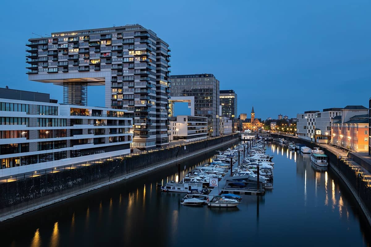 Blick auf Köln – Rheinauhafen mit den Kranhäusern